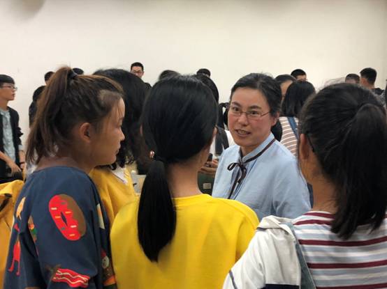 学业导师分组进行指导2.JPG 学业导师分组进行指导2.JPG
