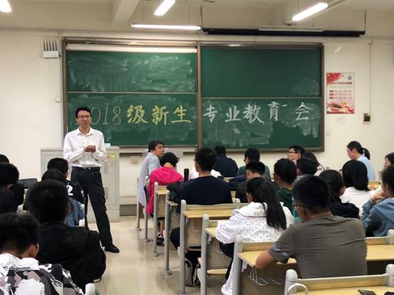 陈立波老师做专题发言.JPG 陈立波老师做专题发言.JPG