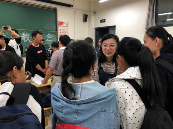 张晓敏老师给自己的员工讲解专业重要性.JPG 张晓敏老师给自己的员工讲解专业重要性.JPG